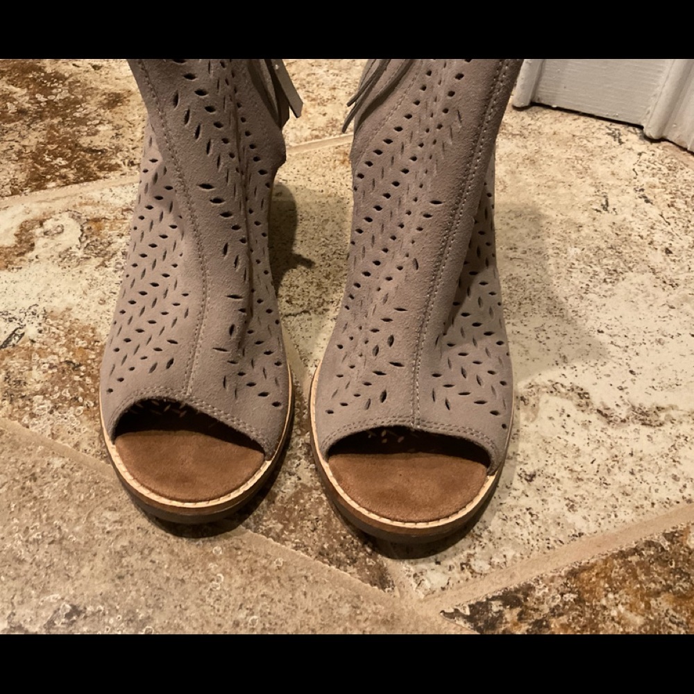 LIKE NEW - TOMS SIZE 8 MAJORCA DESERT SUEDE PERFORATED LEAF PEEP TOE BOOTIES